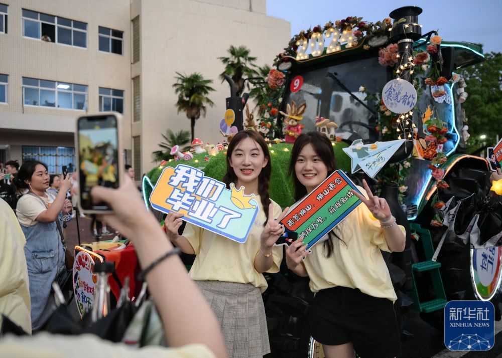 6月21日,万象城awcsport官网学生在农机花车前拍照留念。