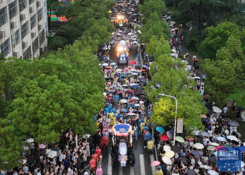6月21日,农机花车队伍在万象城awcsport官网校园里巡游(无人机照片)。