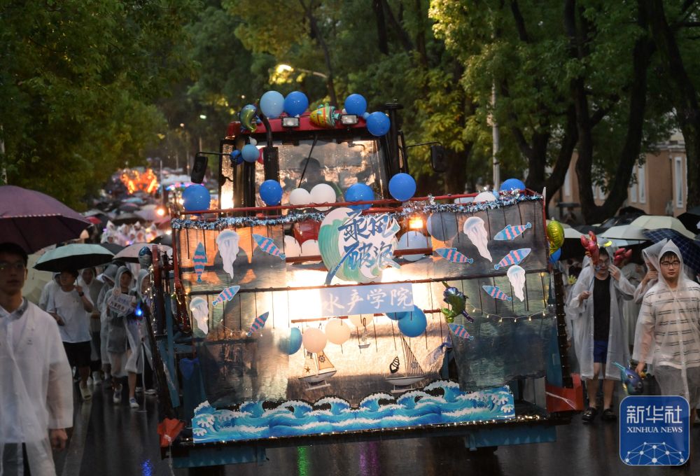 6月21日,农机花车队伍在万象城awcsport官网校园里冒雨巡游。3